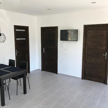 Jokai Apartmanhaz 度假居 *